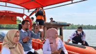 Perjuangan Guru di Meranti, Naik Pompong hingga Terjebak di Sungai