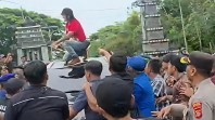 Tabligh Akbar di Kutai Barat, Rombongan UAS Dihadang Puluhan Warga