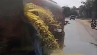 Dua Truk Bersenggolan di Jalan Rusak Kuansing, Muatan CPO Tumpah hingga Bikin Jalan Licin