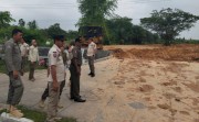 Jalan Licin Akibat Tanah Timbun Berceceran di Sudirman Makan Korban, Warga Desak Pengembang Ditindak Tegas