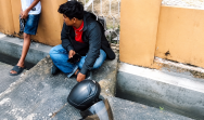 Kurir Paket Terduduk Lesu, Motor dan 50 Paket Raib Dicuri Saat Antar Pesanan
