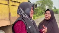 Tangis Bupati Siak Pecah Saat Tinjau Rumah Guru di Dusun Mungkal