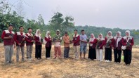 Mahasiswa KKN UIN Suska Riau Tanam 100 Bibit di Desa Bencah Umbai, Didukung PT Arara Abadi