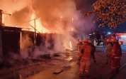 BREAKING NEWS : Kebakaran Dini Hari di Sukajadi, Tiga Kios Hangus