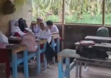 Di Balik Dinding Kayu yang Rapuh, Semangat Belajar Tetap Tumbuh