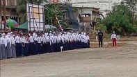 Viral Bocah SD Berdiri Sendirian saat Upacara HUT RI di Keritang, Netizen Bertanya ke Mana Siswa Lain