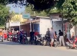 BBM Langka di Sorek Satu, Warga Antre Panjang di Pertamini, Harga Eceran Melonjak