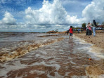 Dua Jam dari Pekanbaru, Nikmati Serunya Pantai Koneng di Dumai