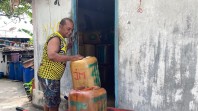 Gerobak Sorong CSR BRK Syariah, Penggerak Rezeki Rintus dan Kemudahan BBM bagi Warga Desa Mengkait