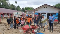 Tim Brimob dan Relawan Gabungan Bersihkan SD Negeri Aek Ngadol Tapteng dari Lumpur Banjir Sumatera
