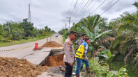 Update Terkini Jalan Amblas di Kilometer 191, Rengat Barat : Proses Perbaikan Dimulai dengan Menurunkan Alat Berat