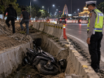Motor Masuk Parit Proyek Jalan Arifin Ahmad Pekanbaru, Dua Orang Terjatuh Dini Hari