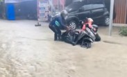 Banjir di Jalan Kusuma Indah Bukit Raya Tutupi Akses Jalan, Pengendara Terperosok di Tengah Genangan Air