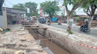 Pantas Air Tak Mengalir, Drainase Jalan Paus Dibongkar Ternyata Penuh Beton dan Sampah