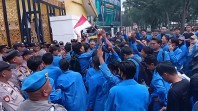 Diguyur Hujan, Mahasiswa Tetap Bertahan: Aksi di DPRD Riau Memanas, Polisi dan Demonstran Saling Dorong