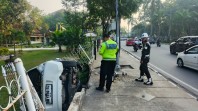 Brio Putih Hilang Kendali di Jalan Sudirman Pekanbaru, Tabrak Pagar Taman Budaya