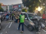 Tabrak Pohon, Toyota Calya Ringsek di Sudirman Pekanbaru, Tiga Penumpang Terluka