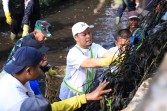 Tak Sekadar Instruksi, Agung Nugroho Turun ke Parit Bersihkan Drainase
