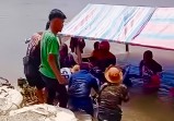 Detik-Detik Rakit Tenggelam di Sungai Rokan, Bawa 18 Penumpang dan 9 Motor
