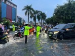 Hujan Deras Sebabkan Jalan Sudirman Tergenang, Satlantas Bantu Pengendara dan Atur Arus Lalu Lintas