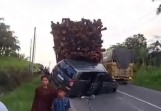 Tak Kuat Menanjak, Truk Kayu Mundur Hantam Innova di Lintas Timur Riau