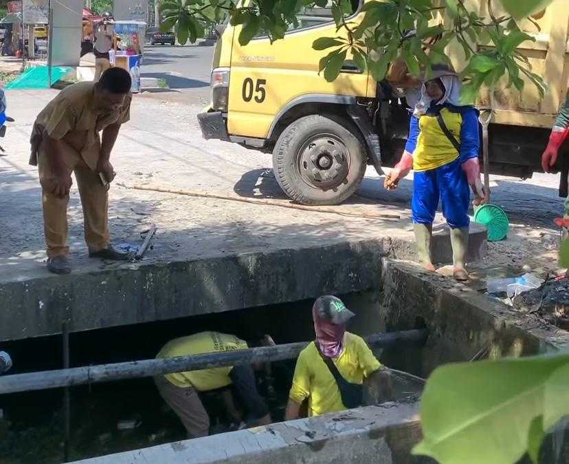 Dinas PUPR Pekanbaru Lakukan Normalisasi Drainase di Jalan Jendral Sudirman untuk Cegah Banjir