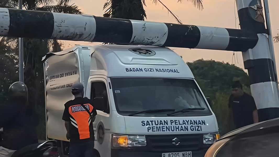 Diduga Tabrak Portal Jembatan Leighton Pekanbaru, Mobil SPPG Ringsek Parah