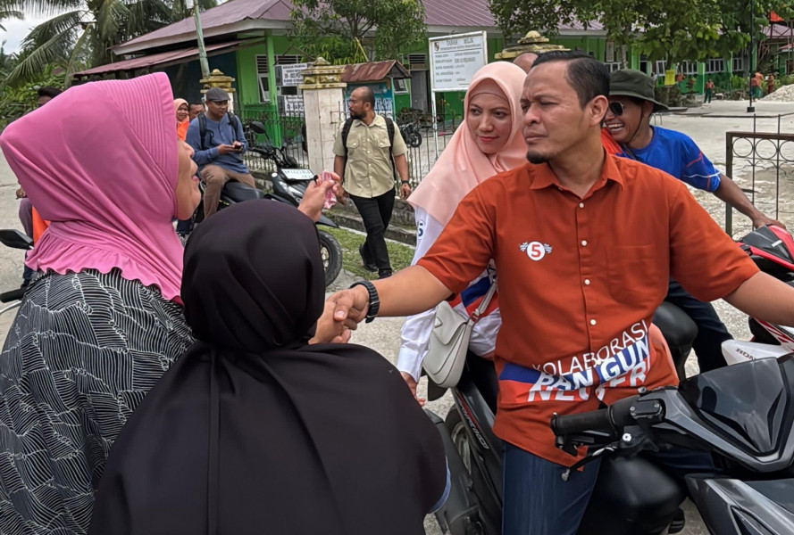 Blusukan ke Kampung Teluk Leok, Agung Nugroho Diserbu Warga