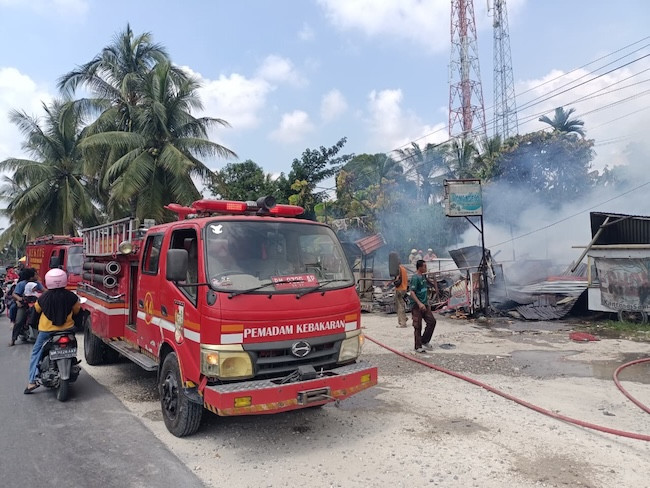 Tiga Kios Ludes Terbakar di Muara Fajar Barat, Seorang Perempuan Terluka