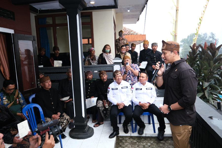 Serahkan Sertipikat Tanah Elektronik bagi Masyarakat di Kawasan Taman Nasional Bromo, Menteri AHY Harapkan UMKM Pariwisata Berkembang