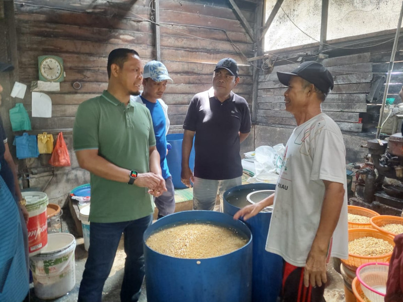 Agung Nugroho Tinjau Pabrik Tahu di Sialang Munggu: Curhat Soal Bahan Baku hingga Bantuan Modal