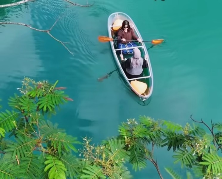 Tak Perlu ke Luar Kota, Danau Tosca Rumbai, Airnya Hijau Tosca dan Bisa Naik Kano Transparan