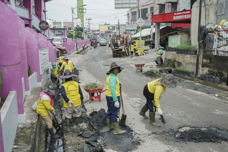 Dinas PUPR Pekanbaru Normalisasi Drainase Jalan Puyuh Mas Untuk Antisipasi Banjir