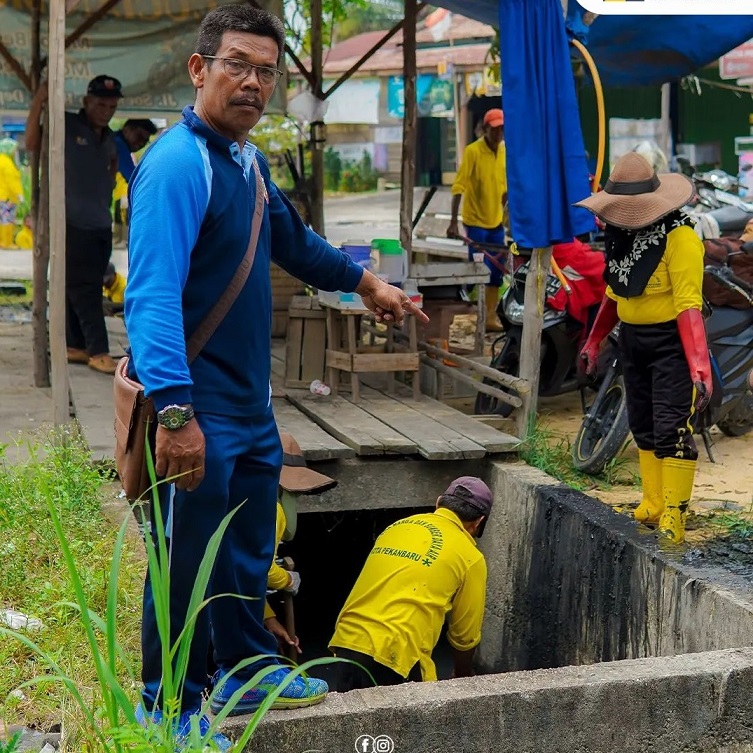 Pasukan Kuning Dinas PUPR Pekanbaru Keruk Endapan Drainase di Jalan Soekarno Hatta