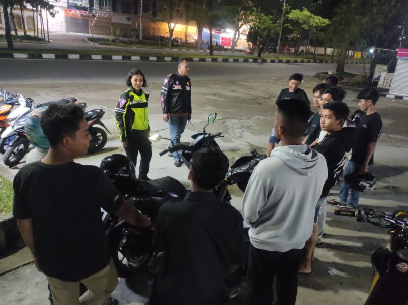 Pelaku Balap Liar di Pekanbaru Diceramahi dan Disuruh Hormat Bendera