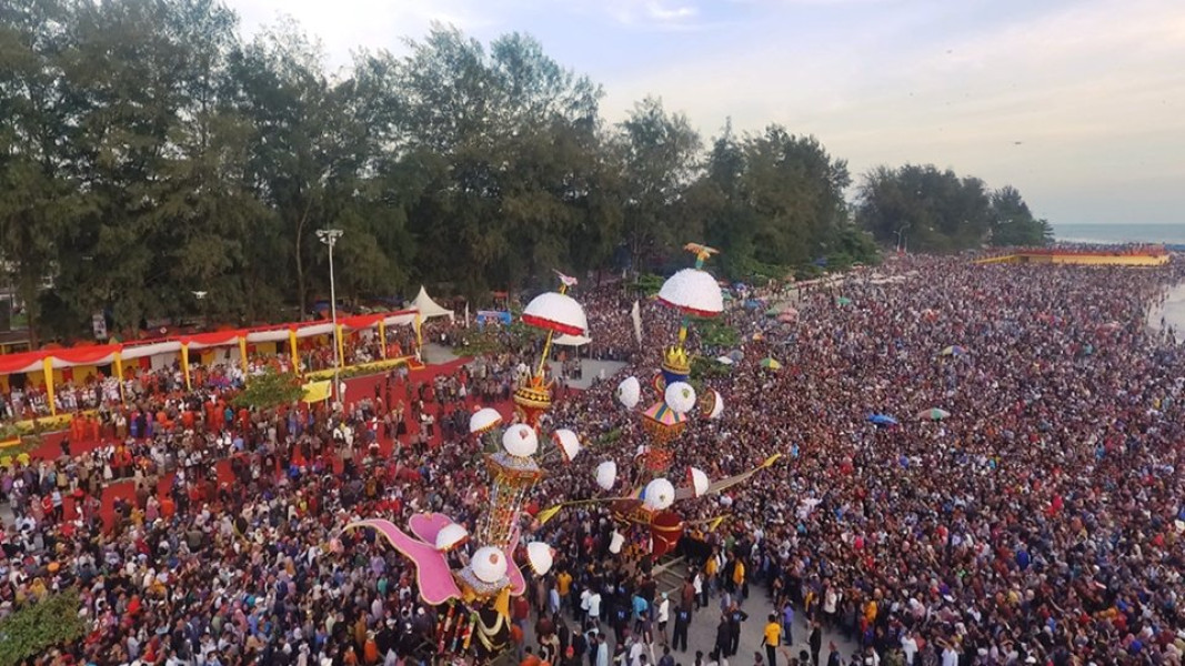 Muaro Pantai Gandoriah Menjadi Saksi Puncak Tabuik Piaman 2024, dari Maambiak Tanah Hingga Tabuik Dibuang ke Laut