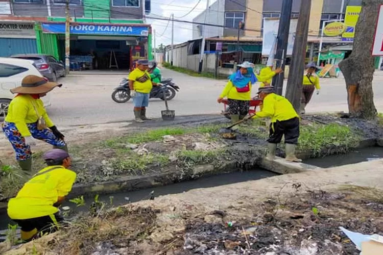 Pasukan Kuning PUPR Pekanbaru Bersihkan Drainase di Jalan Tuanku Tambusai