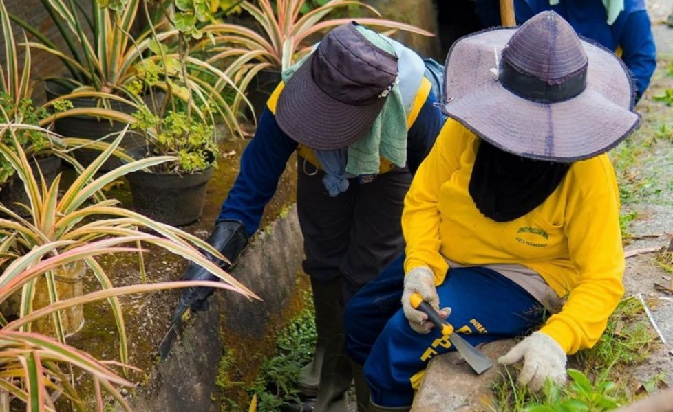 Cegah Drainase Agar Tak Tersumbat, Pasukan Kuning Dinas PUPR Pekanbaru Bersihkan Drainase di Jalan Akasia hingga Sungai Bata
