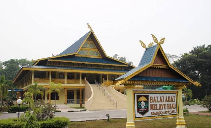 Milad ke-54, LAMR Riau Laksanakan Tegak Payung Panji Adat dan Potong Kerbau
