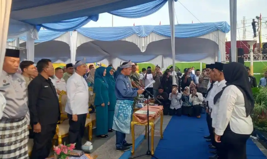 Unik, Ketua RT dan RW di Senapelan Pekanbaru Dilantik di Tepian Sungai Siak