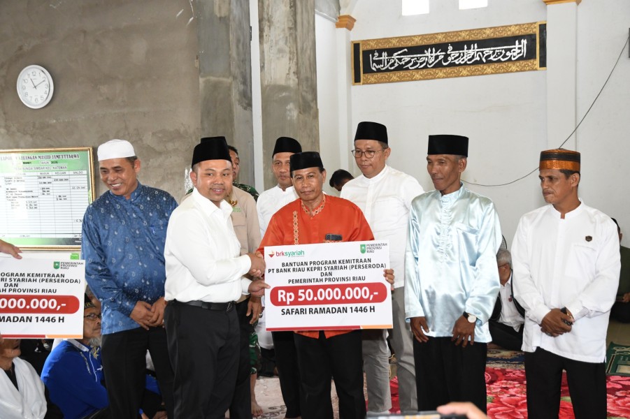 BRK Syariah Salurkan CSR di Dua Masjid di Inhil, Diserahkan Langsung Gubri Abdul Wahid