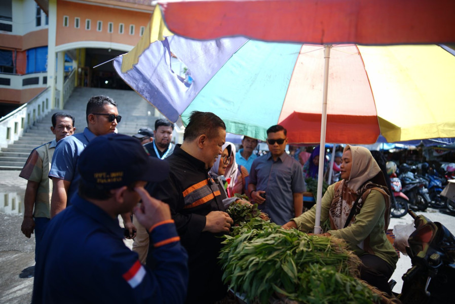 Cawagub SF Hariyanto Borong Sembako di Pasar Rengat, Dengarkan Langsung Keluhan Pedagang