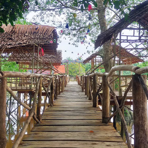 Serunya Liburan di Pulau Semut, Trekking Seru dan Pemandangan Sungai yang Bikin Betah