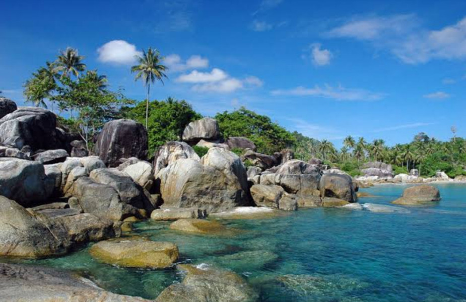 Serunya Berlibur di Pantai Tanjung Tinggi, Pasir Putih dan Ombak Tenang, Petualangan Laut hingga Kuliner Lezat