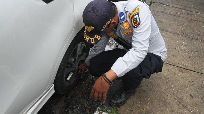 Parkir Sembarangan di Dekat RSUD Arifin Ahmad Pekanbaru, Puluhan Mobil Digembosi Petugas