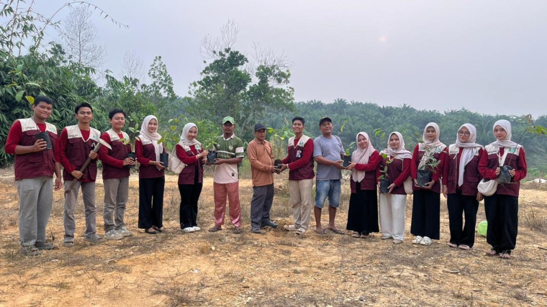 Mahasiswa KKN UIN Suska Riau Tanam 100 Bibit di Desa Bencah Umbai, Didukung PT Arara Abadi