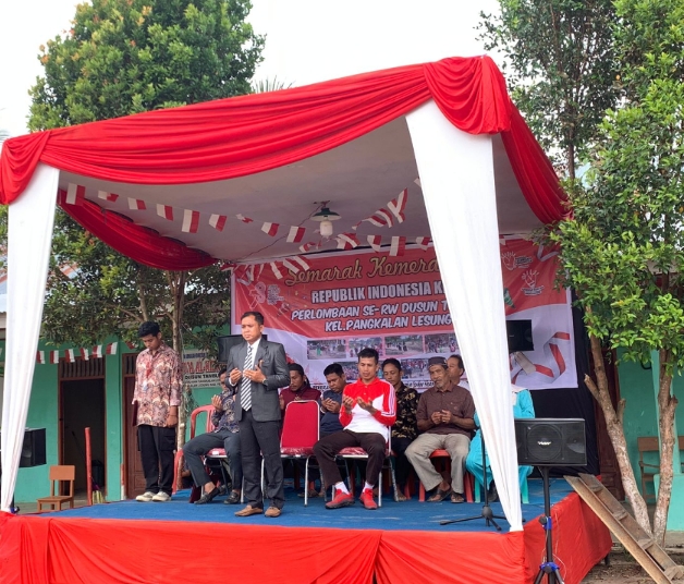 Upacara Perdana di Dusun Tambun dipimpin oleh Ketua RW dan di Dukung oleh Warga dan KKN Smart UMRI