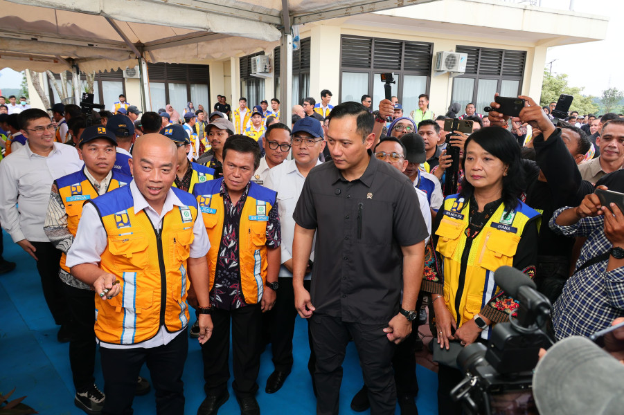 Tegaskan Kepastian Hukum Tanah Warga Negara, Menko AHY dan Wamen Ossy Serahkan Setipikat Tanah untuk Warga Lebak