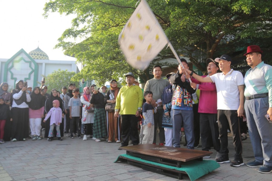 Wako dan Wawako Pekanbaru Hadiri Gerak Jalan Sehat Milad ke-17 UMRI