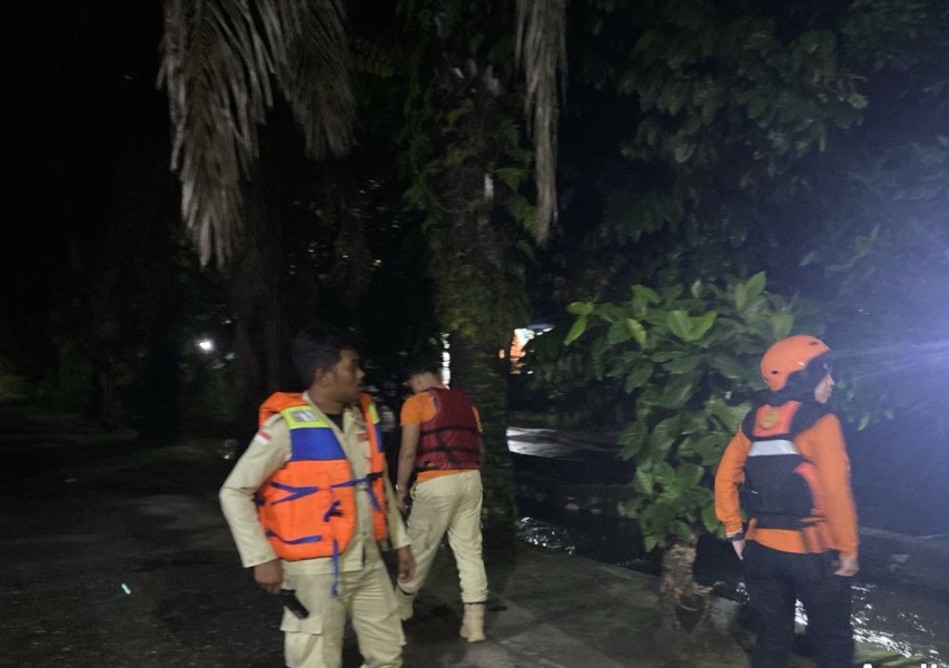 Parit Tertutup Banjir, Seorang Pria Hilang Terseret Arus di Marpoyan Damai